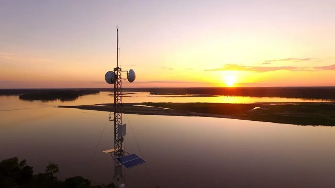 Archivo - Telef&oacute;nica instala antenas de telecomunicaciones para dar conectividad a zonas rurales remotas en el proyecto Internet para todos