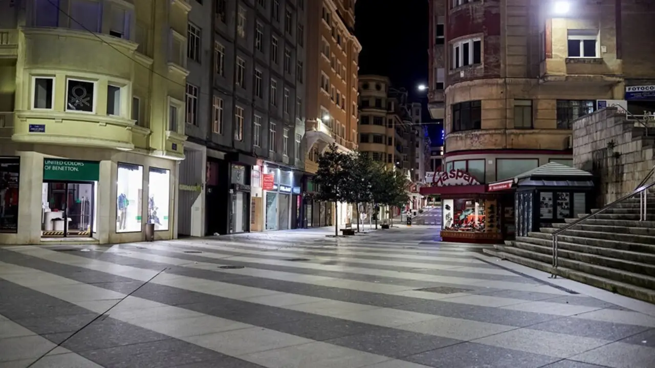Archivo - Calle Lealtad minutos antes de la segunda noche de toque de queda, en Santander, Cantabria (Espa&ntilde;a).- Archivo
