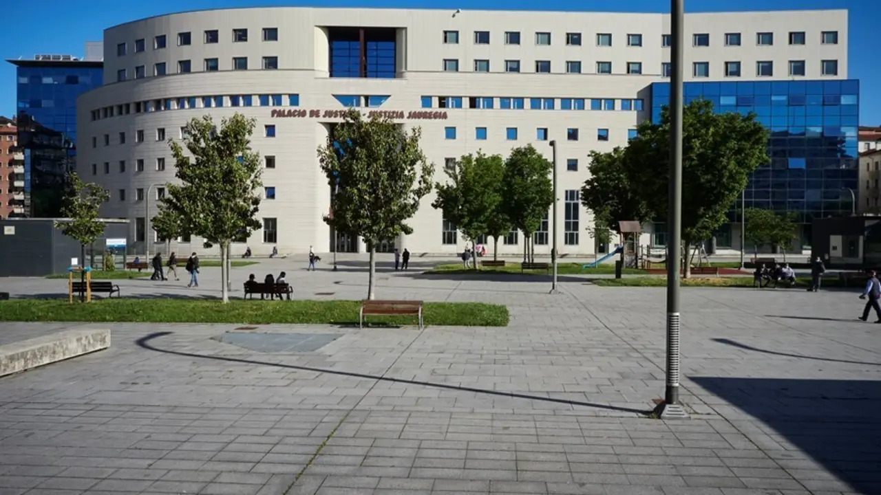 Archivo - Fachada del Palacio de Justicia de Pamplona.