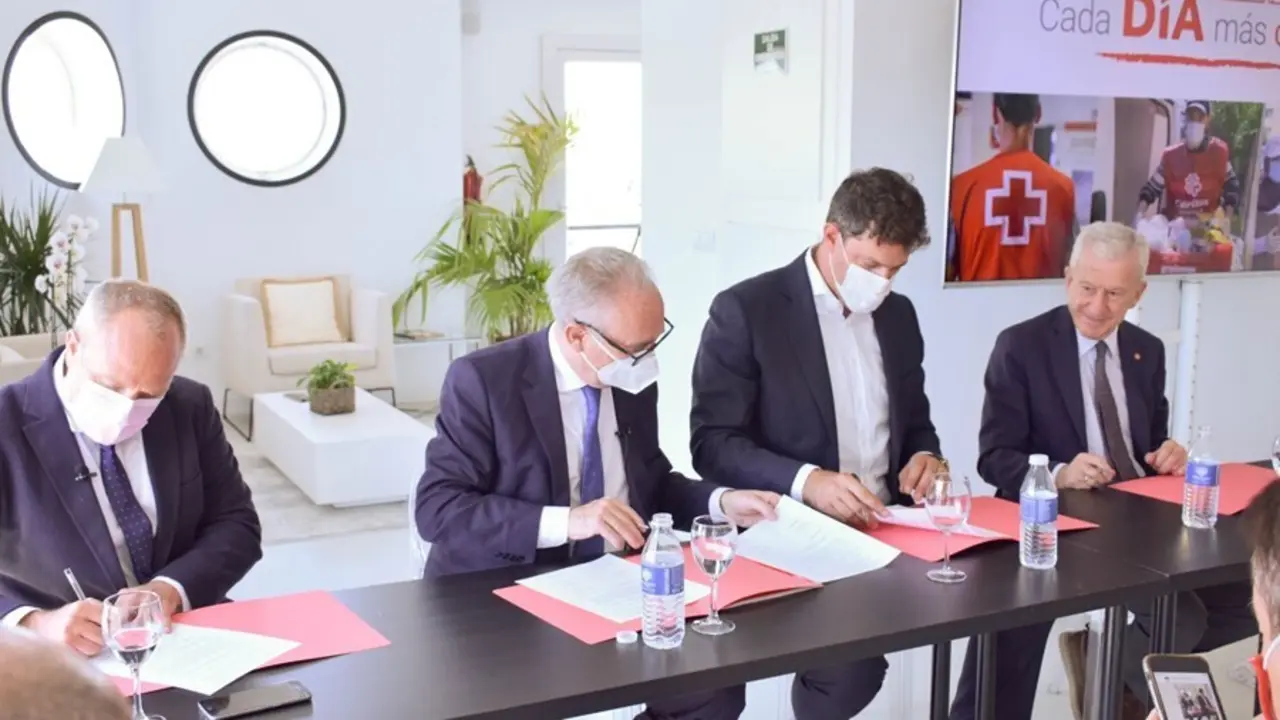 De izquierda a derecha: Javier Ruiz, Director General de World Vision, Leopoldo P&eacute;rez, Secretario General de Cruz Roja, Ricardo &Aacute;lvarez, CEO de DIA Espa&ntilde;a y Manuel Bret&oacute;n, Presidente de C&aacute;ritas.