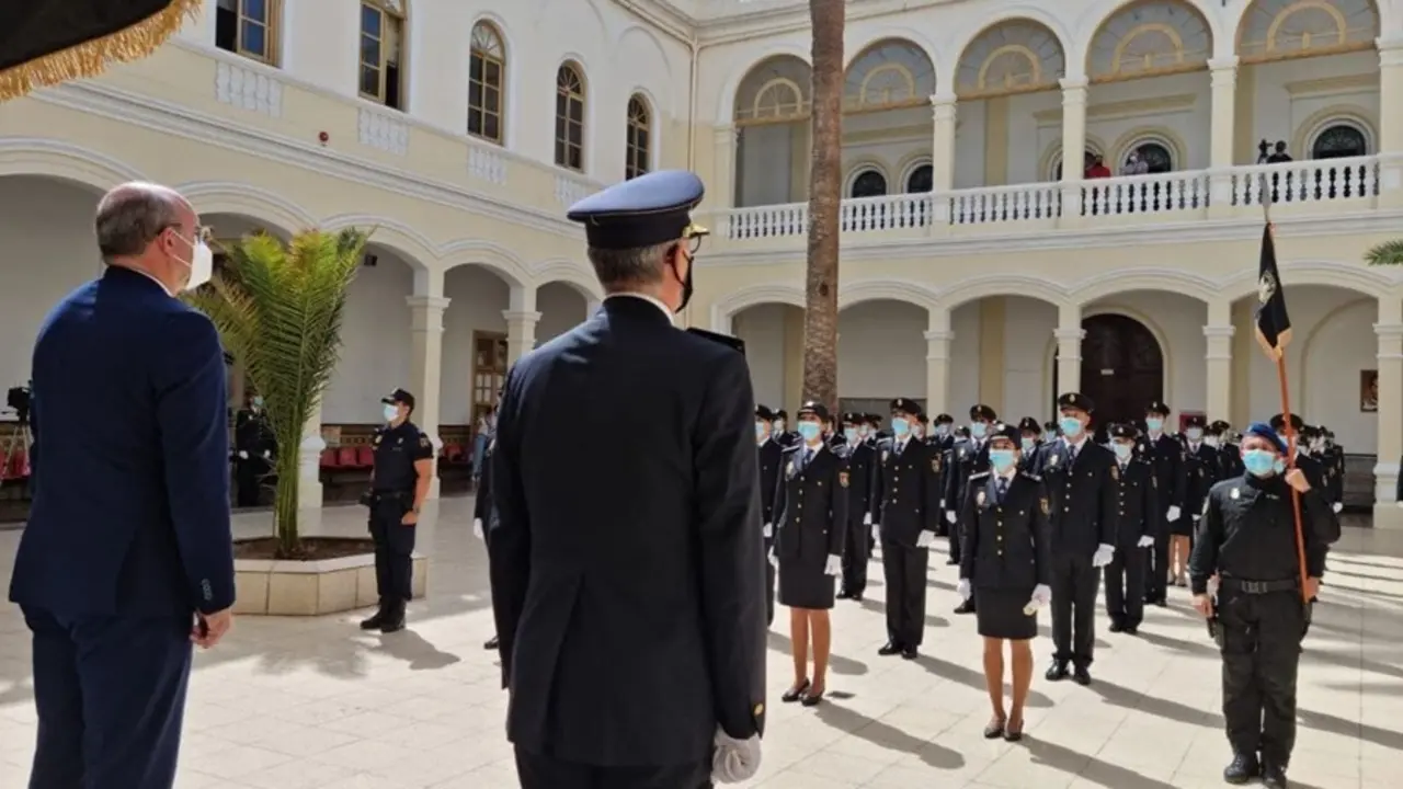 El delegado del Gobierno en Canarias, Anselmo Pestana, con el jefe superior de Polic&iacute;a Nacional en Canarias, Rafael Mart&iacute;nez, presiden la jura del cargo de nuevos agentes de la Polic&iacute;a Nacional