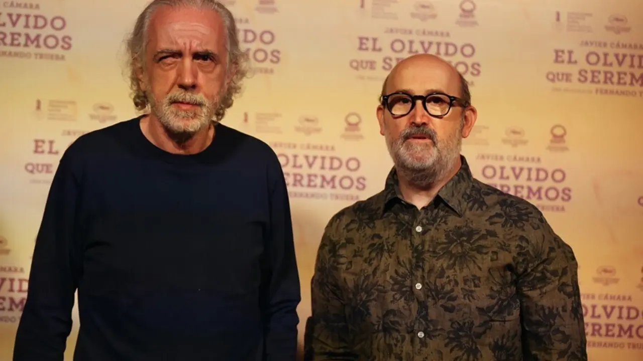 Archivo - El director Fernando Trueba (i) y el actor Javier C&aacute;mara (d), durante el photocall de la pel&iacute;cula  'El olvido que seremos'