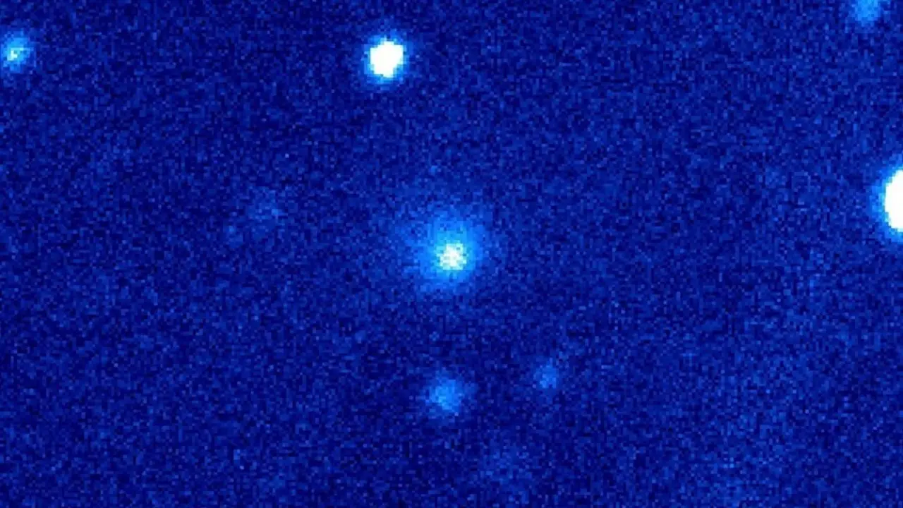 El cometa C / 2014 UN271 (Bernardinelli-Bernstein), como se ve en una imagen compuesta de color sint&eacute;tico hecha con el telescopio de 1 metro del Observatorio Las Cumbres en Sutherland, Sud&aacute;frica, el 22 de junio de 2021.La nube difusa es la coma del cometa