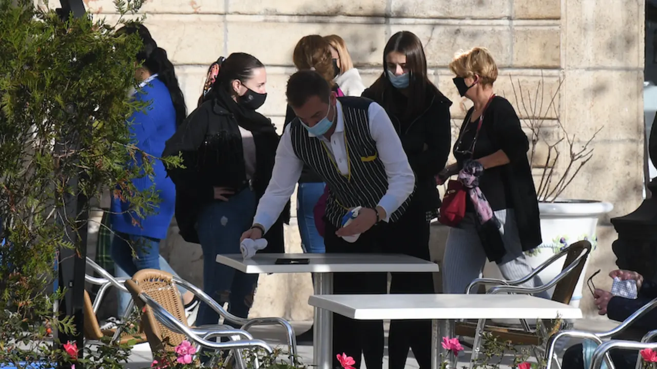 Un camarero recoge una mesa en el centro de Santander. / Hardy