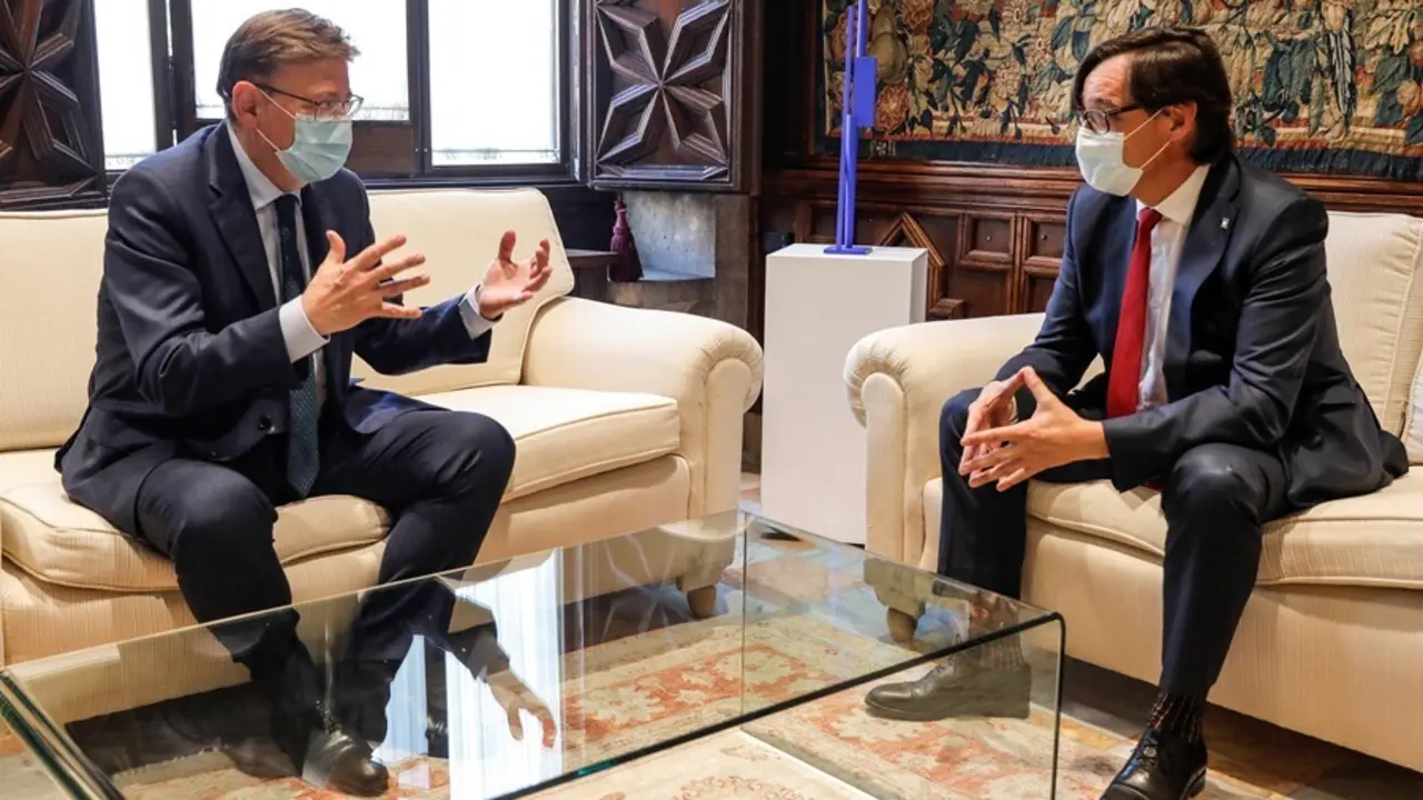 El president de la Generalitat, Ximo Puig (i), recibe en audiencia al secretario de organizaci&oacute;n del PSC y presidente del grupo parlamentario socialista en el Parlament de Catalunya, Salvador Illa (d)