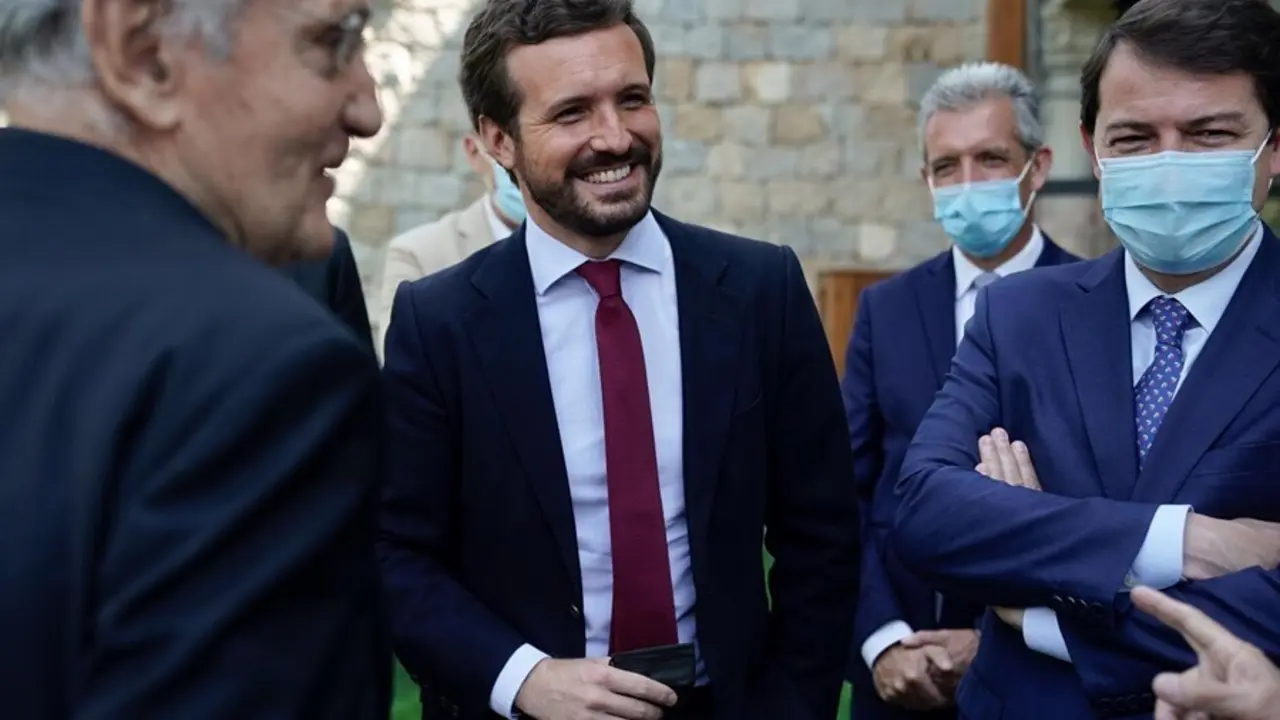 El presidente del PP,  Pablo Casado, junto al presidente de Castilla y Le&oacute;n, Alfonso Fern&aacute;ndez Ma&ntilde;ueco, y el exministro Rafael Arias Salgado. En &Aacute;vila, 19 e julio de 2021.