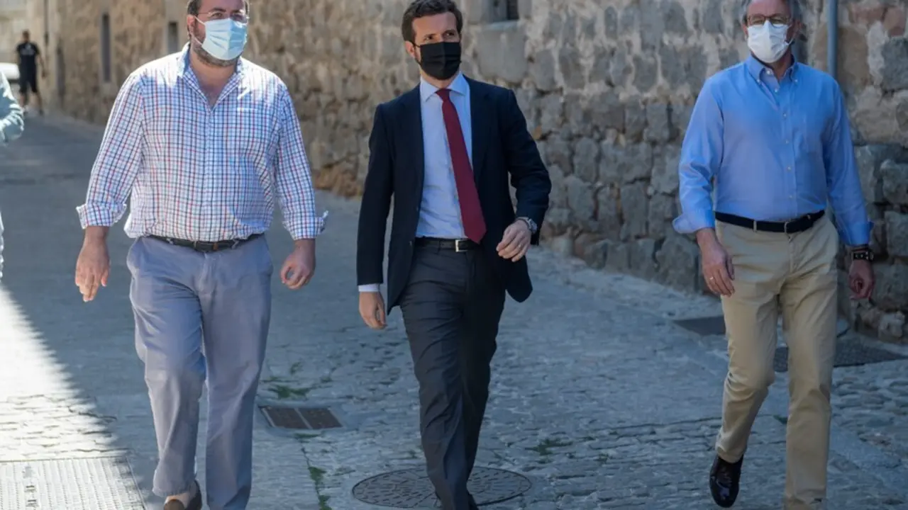El presidente del PP, Pablo Casado, a su llegada a las jornadas para la convenci&oacute;n del PP del pr&oacute;ximo oto&ntilde;o, a 19 de julio de 2021, en &Aacute;vila, Castilla y Le&oacute;n (Espa&ntilde;a). 