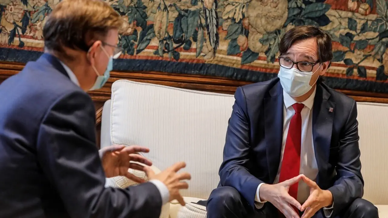 El president de la Generalitat, Ximo Puig (i), recibe en audiencia al secretario de organizaci&oacute;n del PSC y presidente del grupo parlamentario socialista en el Parlament de Catalunya, Salvador Illa (d).