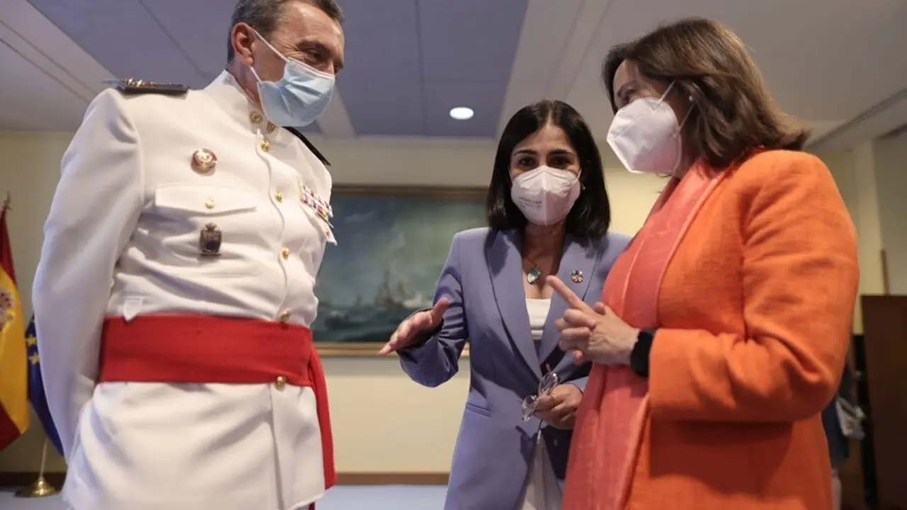 El inspector general de Sanidad Militar, Juan Jos&eacute; S&aacute;nchez Ramos; la ministra de Sanidad, Carolina Darias y la ministra de Defensa, Margarita Robles