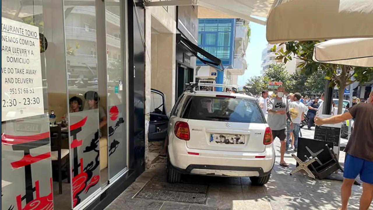 Nueve heridos al invadir un coche la acera en el centro de Marbella