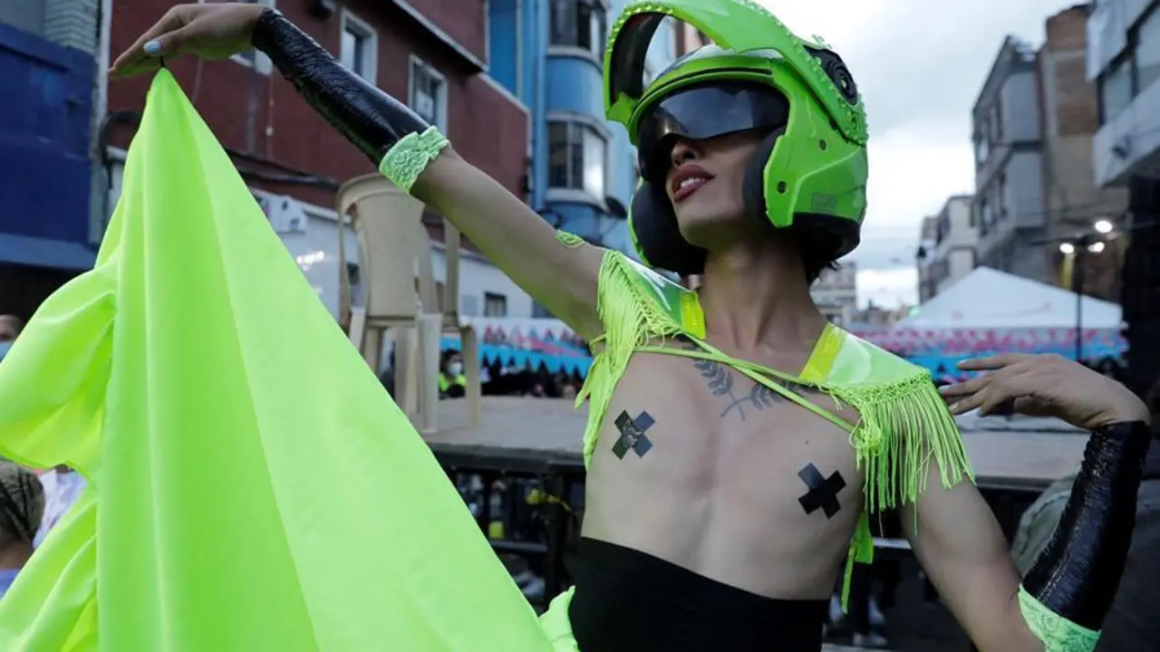 Integrantes de la comunidad LGTBI y del colectivo Toloposungo se manifiestan el 16 de julio de 2021 en el centro de Bogot&aacute; (Colombia). Con un casco de Polic&iacute;a, el pecho descubierto y falda de volantes verde fosforito, una joven detiene el tr&aacute;fico en el centro de Bogot&aacute;, mientras que sus compa&ntilde;eras trans y travestis bailan "vogue" en mitad de la calle de forma festiva, contra la violencia policial y reivindicando a las que ya no est&aacute;n. EFE/ Carlos Ortega