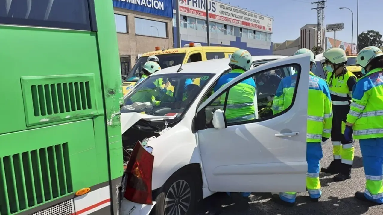 Accidente autob&uacute;s interurbano y coche en Fuenlabrada