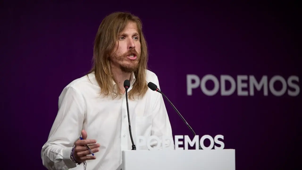 El portavoz de Podemos, Pablo Fern&aacute;ndez, durante una rueda de prensa en la sede del partido, a 19 de julio de 2021, en Madrid (Espa&ntilde;a). 