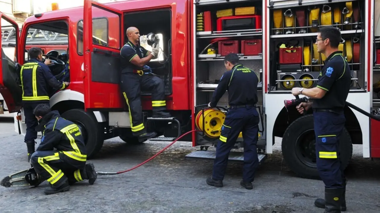 Archivo - Bomberos en un cami&oacute;n 