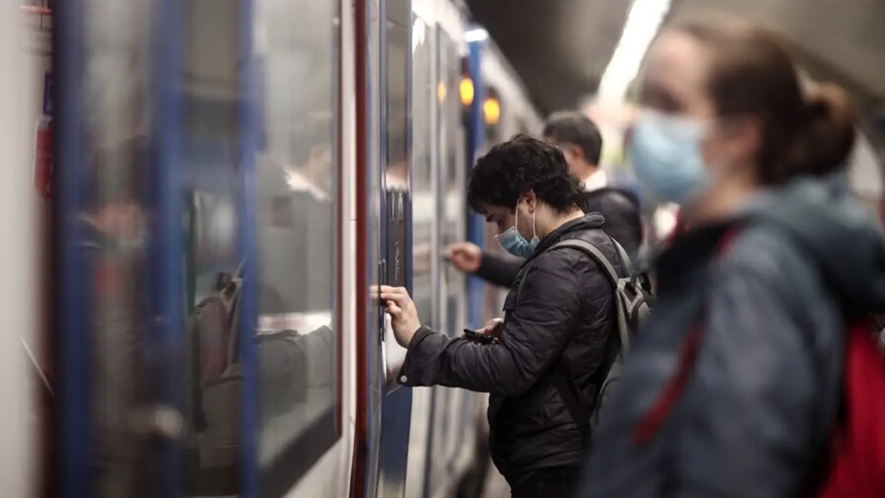 Archivo - Pasajeros en un and&eacute;n de Metro de Madrid