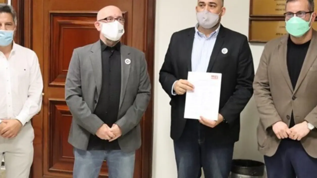 Los diputados Marc Lamu&agrave; y Julio del Valle y el secretario ejecutivo de Cultura y Deportes de la CEF del PSOE, Ib&aacute;n Garc&iacute;a del Blanco, junto con el presidente de la Sectorial del C&oacute;mic de Espa&ntilde;a