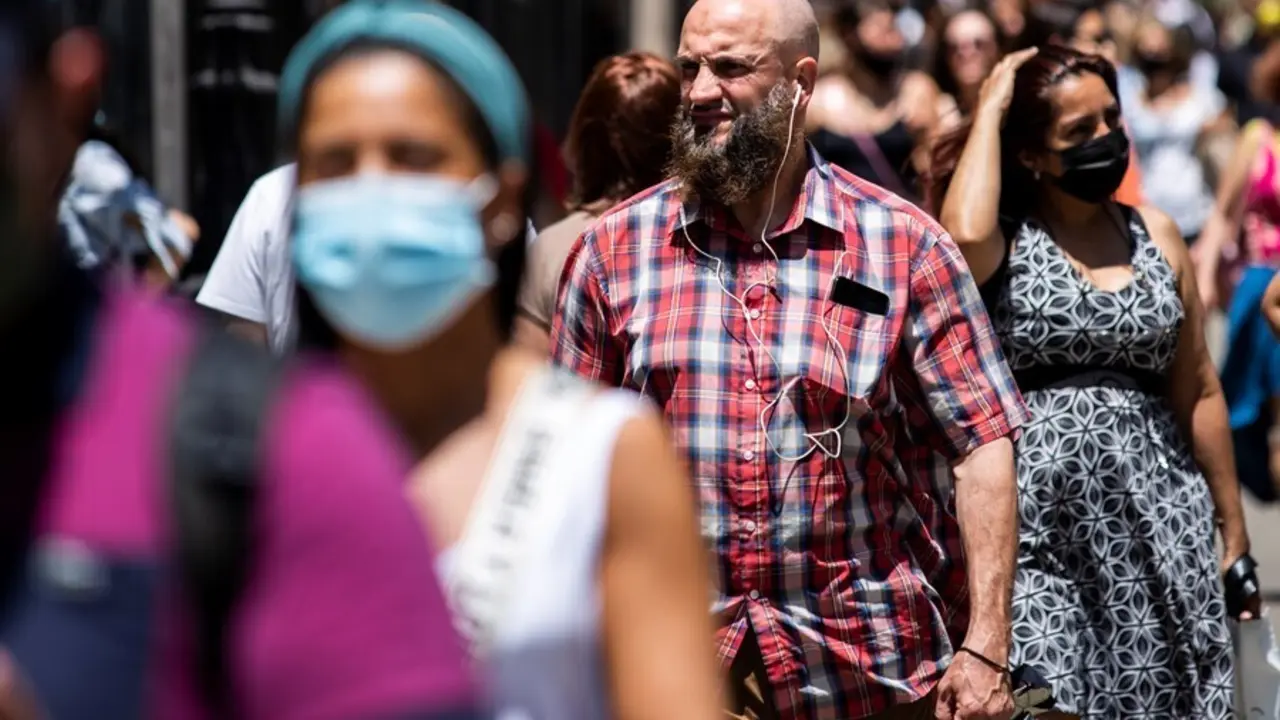 Un hombre pasea sin mascarilla.