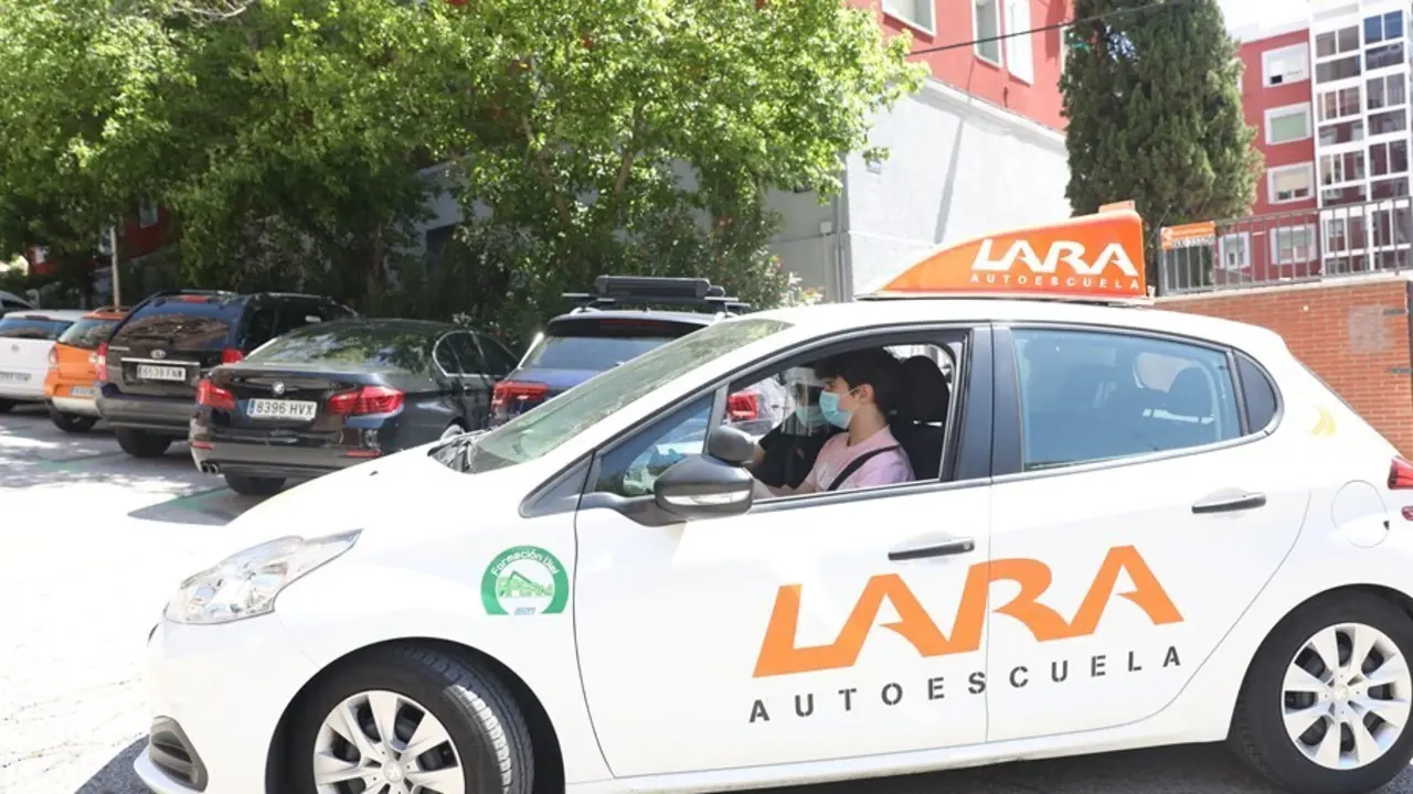 Archivo - Imagen de un coche de autoescuela. 