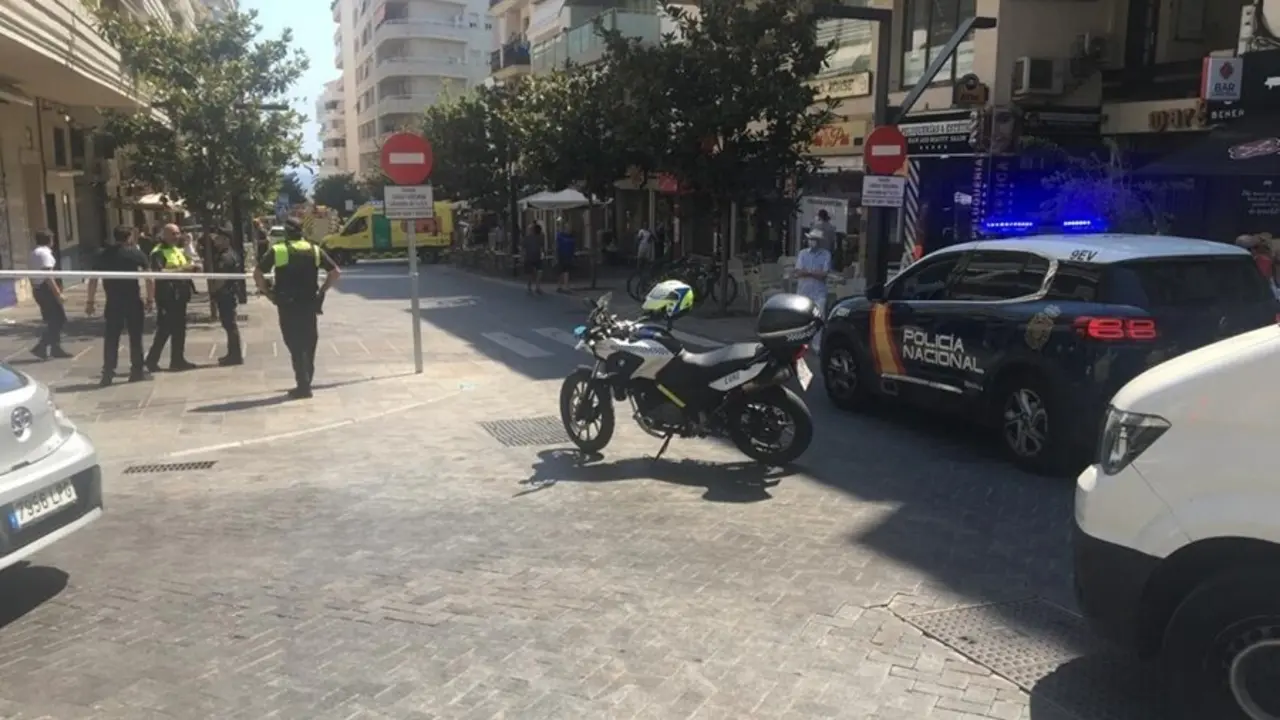 Imagen de la calle de Marbella donde un coche ha arrollado una terraza de un bar