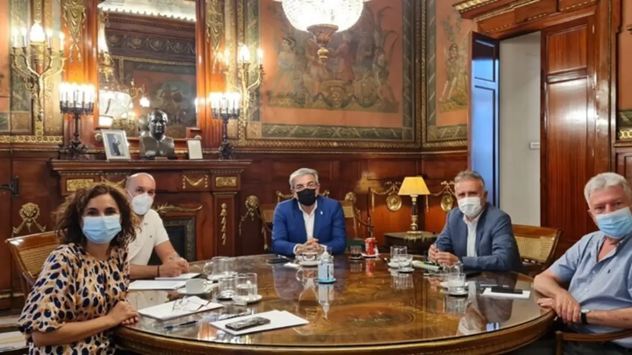 La ministra de Hacienda, Mar&iacute;a Jes&uacute;s Montero; el presidente y el vicepresidente del Gobierno de Canarias, &Aacute;ngel V&iacute;ctor Torres y Rom&aacute;n Rodr&iacute;guez, y el diputado de NC Pedro Quevedo