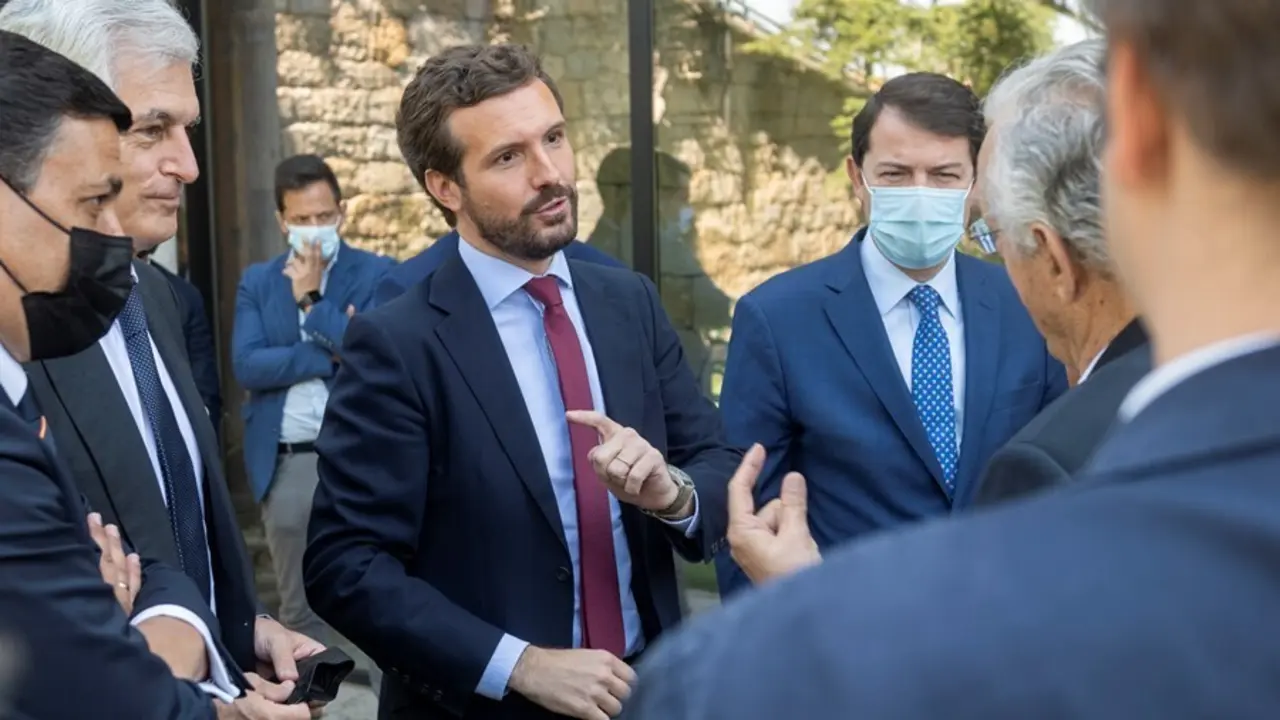El presidente de la Fundaci&oacute;n Concordia y Libertad, Adolfo Su&aacute;rez; el presidente del PP, Pablo Casado y el presidente del PP en Castilla y Le&oacute;n, Alfonso Fern&aacute;ndez Ma&ntilde;ueco, en unas jornadas. &Aacute;vila, 19 de julio de 2021.