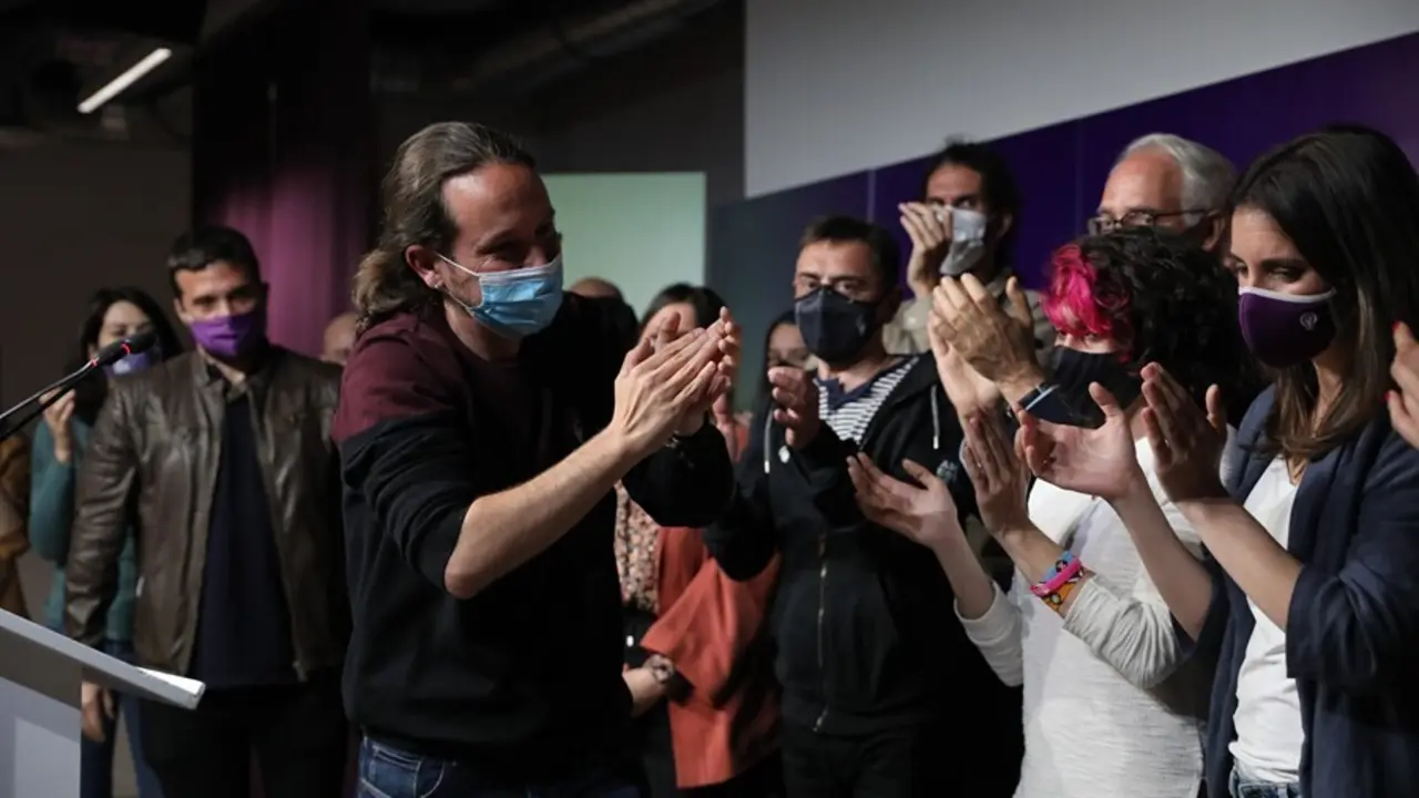 Archivo - El candidato de Unidas Podemos a la presidencia de la Comunidad de Madrid, Pablo Iglesias, rodeado de compa&ntilde;aros del partido, durante una rueda de prensa tras las votaciones de la jornada electoral, a 4 de mayo de 2021, en Madrid (Espa&ntilde;a).