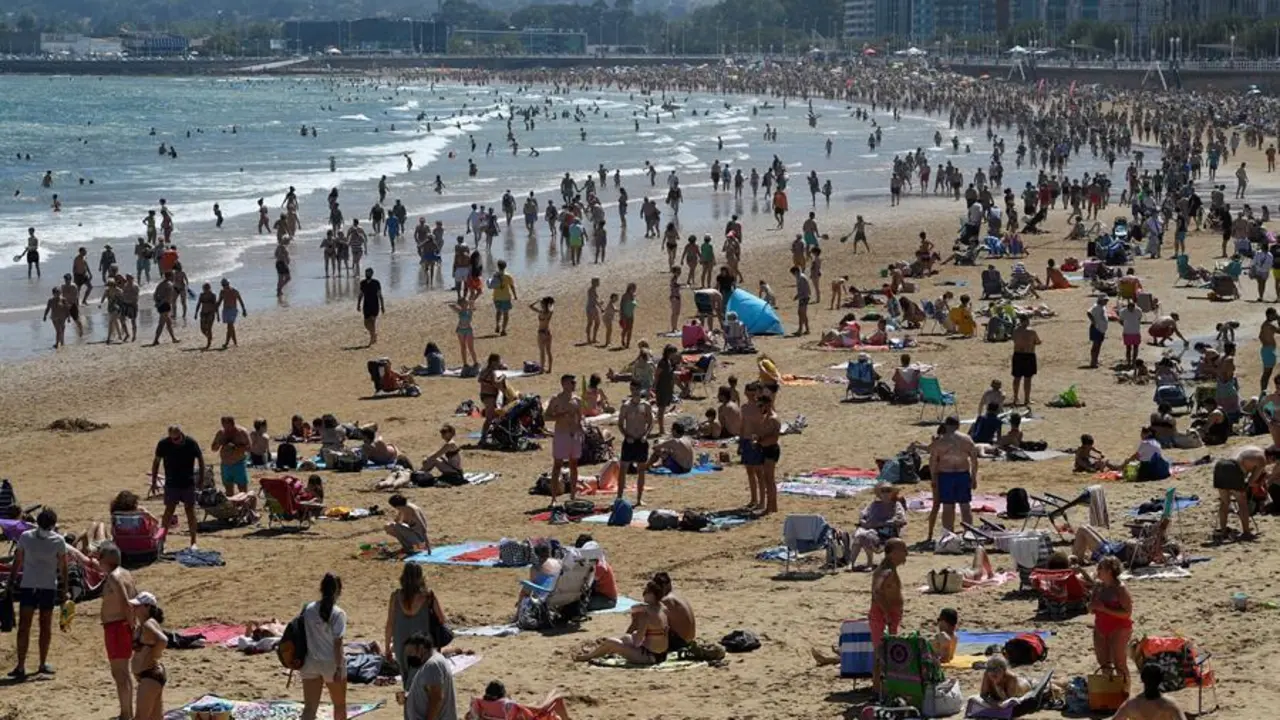 Vista de la playa de Gij&oacute;n, hoy s&aacute;bado, en el que la Agencia Estatal de Meteorolog&iacute;a prev&eacute; en Asturias intervalos de nubes bajas de madrugada y al final del d&iacute;a, y despejado el resto de la jornada, sin descartar brumas y alg&uacute;n banco de niebla matinal en el oeste. Temperaturas en aumento, excepto las m&iacute;nimas en el litoral donde habr&aacute; pocos cambios. EFE/ELOY ALONSO