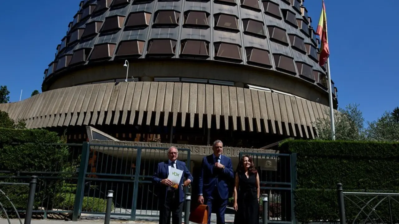 (I-D) El diputado nacional Juan Jos&eacute; Aizcorbe; el secretario general de Vox, Javier Ortega; y la vicesecretaria jur&iacute;dica de la formaci&oacute;n, Marta Castro, posan en las inmediaciones del Tribunal Constitucional, a 1 de julio de 2021, en Madrid, (Espa&ntilde;a). El G