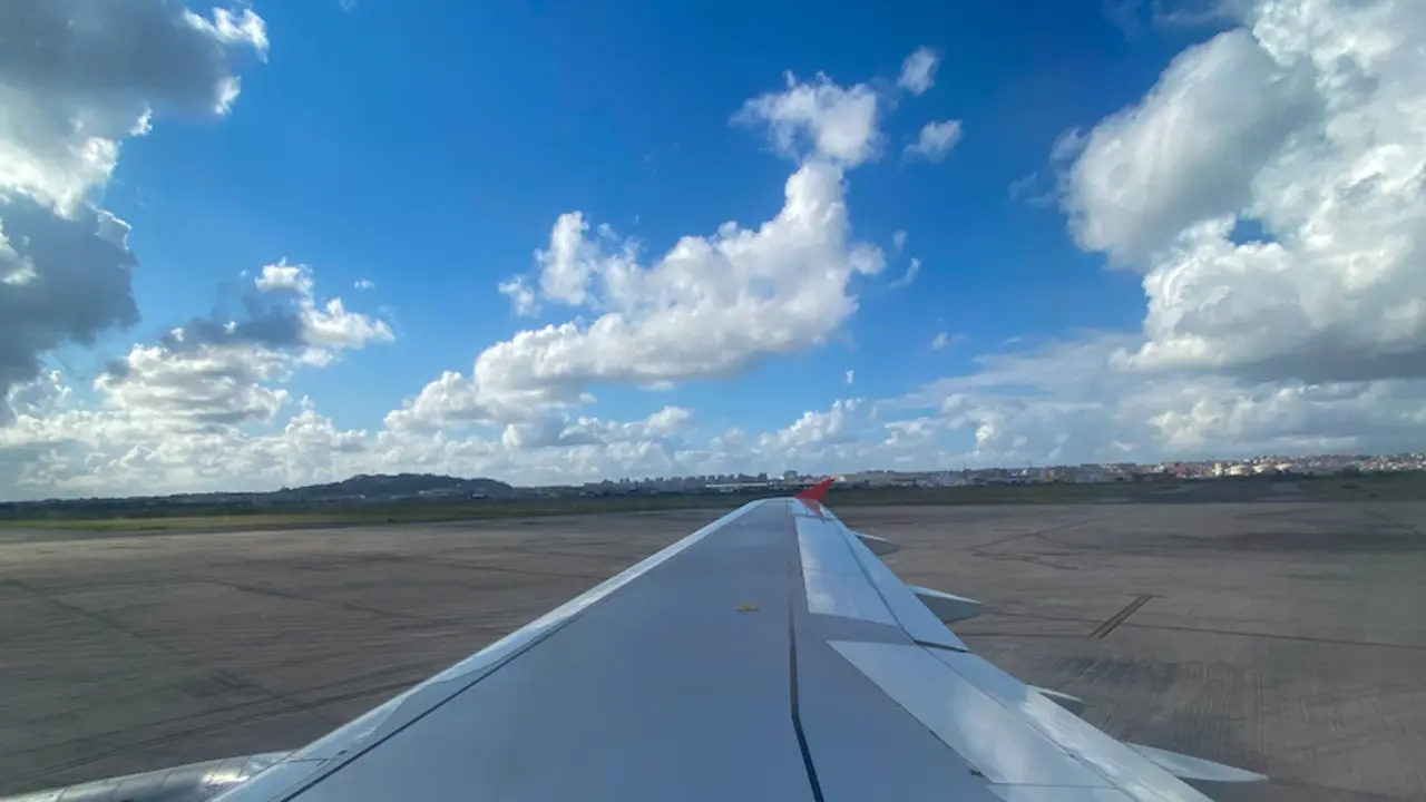 Vista del ala de un avi&oacute;n en el aeropuerto Seve Ballesteros en Santander. / Hardy