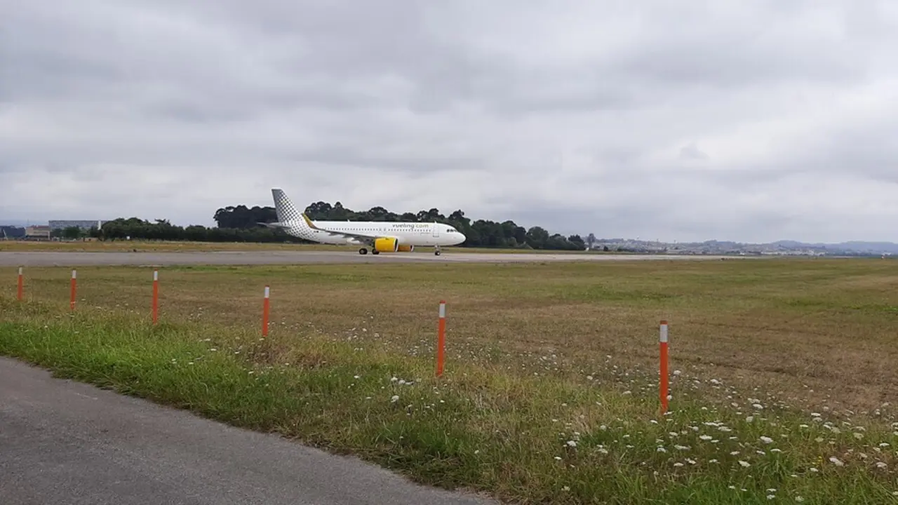 Un avi&oacute;n en la pista del aeropuerto Seve Ballesteros prepar&aacute;ndose para despegar. / EP