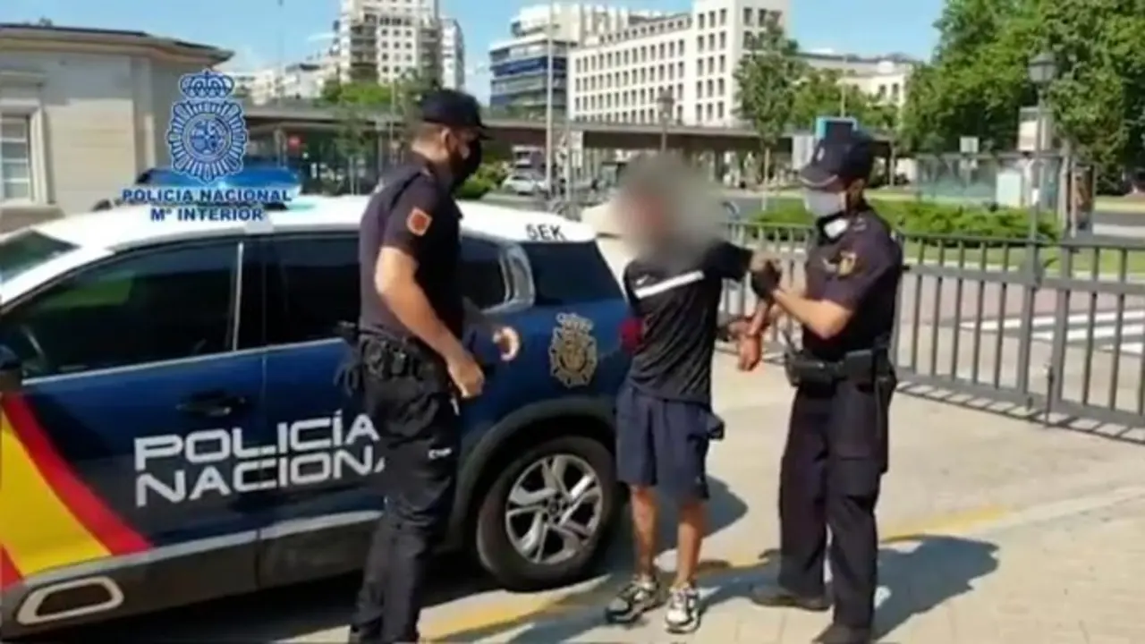 Se hab&iacute;a te&ntilde;ido el pelo y quitado los aros de las orejas
