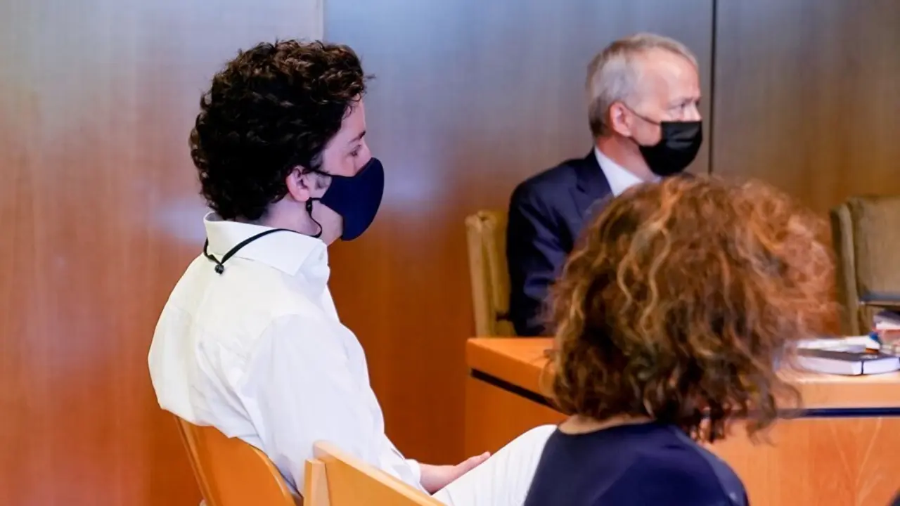 Archivo - Francisco Nicol&aacute;s G&oacute;mez Iglesias, m&aacute;s conocido como 'El Peque&ntilde;o Nicol&aacute;s', sentado en el banquillo de los acusados para declarar en un juicio en la Audiencia Provincial de Madrid.