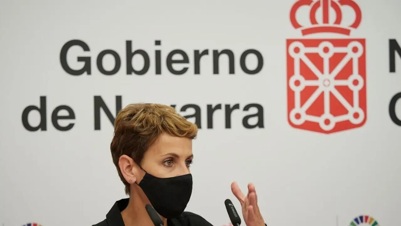 Archivo - La presidenta de Navarra, Mar&iacute;a Chivite, en una rueda de prensa.