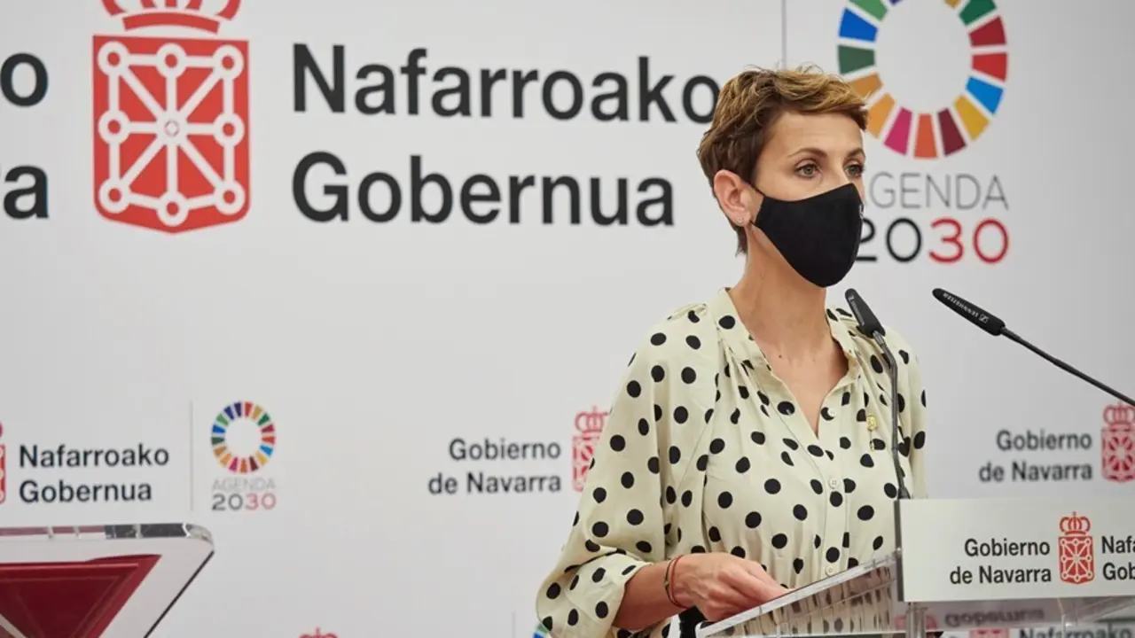 Archivo - La presidenta del Gobierno de Navarra, Mar&iacute;a Chivite, en una rueda de prensa.
