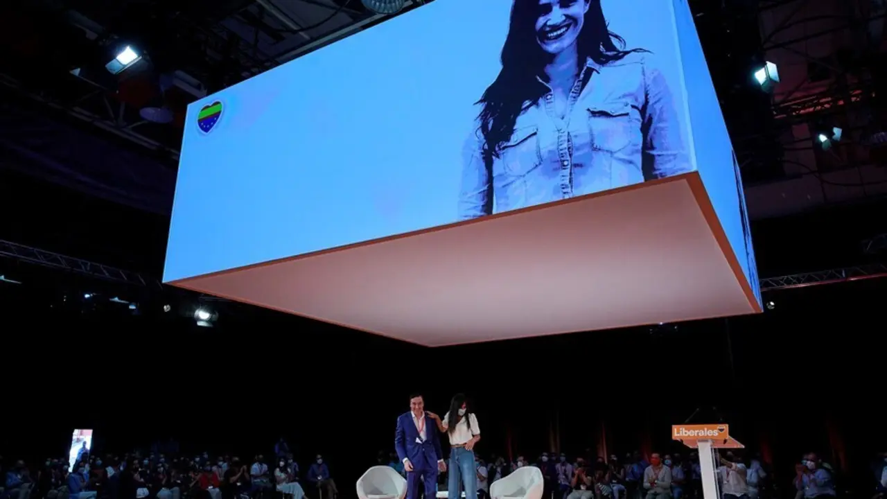 El director de 'El Espa&ntilde;ol', Pedro J. Ram&iacute;rez (i), y la vicealcaldesa de Madrid, Bego&ntilde;a Villac&iacute;s (d), en el evento 'El centro necesario. El valor de ser liberal', durante la primera jornada de la convenci&oacute;n pol&iacute;tica de Ciudadanos (Cs)