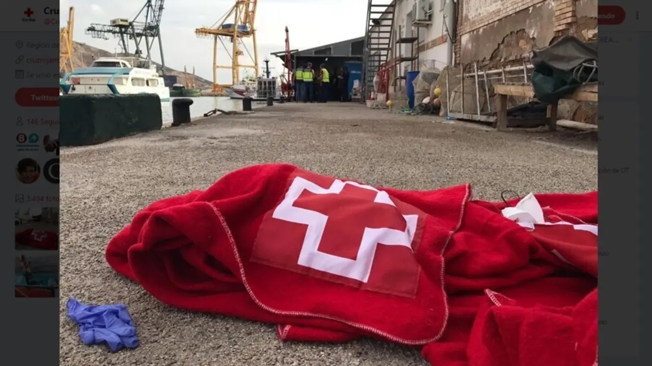 Archivo - Imagen de una de las intervenciones de Cruz Roja para atender a los inmigrantes llegados en patera a la Regi&oacute;n