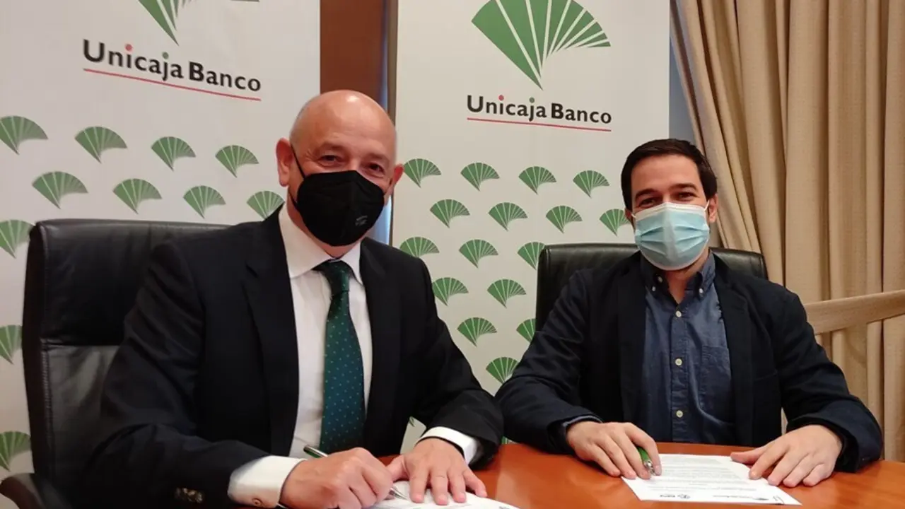 R&iacute;os (I) y Mart&iacute;n (D) firman el acuerdo de patrocinio del Premio de Periodismo de la APV.