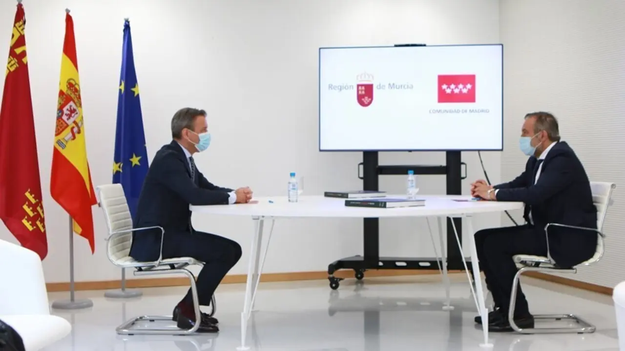 El consejero de Presidencia, Turismo y Deportes, Marcos Ortu&ntilde;o, y el consejero de Justicia e Interior de la Comunidad de Madrid, Enrique L&oacute;pez