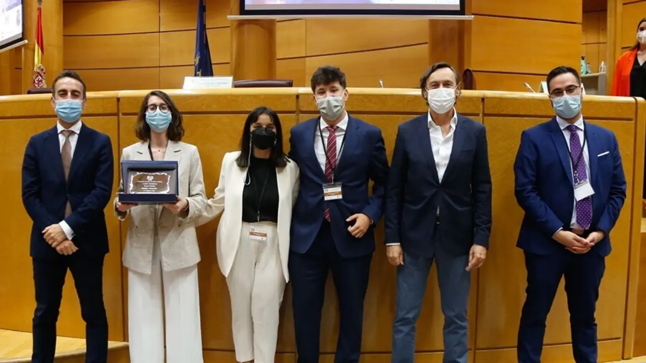 Equipo ganador de la Asociaci&oacute;n de Debate de la Universidad de M&aacute;laga (ADUMA)