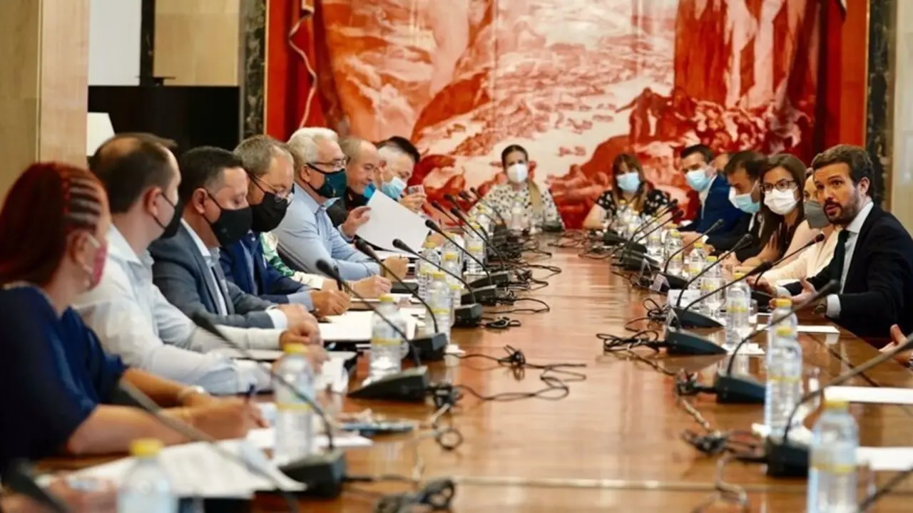 El presidente del PP, Pablo Casado, y la portavoz del Grupo Popular, Cuca Gamarra, se re&uacute;nen en el Congreso con sindicatos de Cuerpo Nacional de Polic&iacute;a y asociaciones de la Guardia Civil. En Madrid, a 20 de julio de 2021.