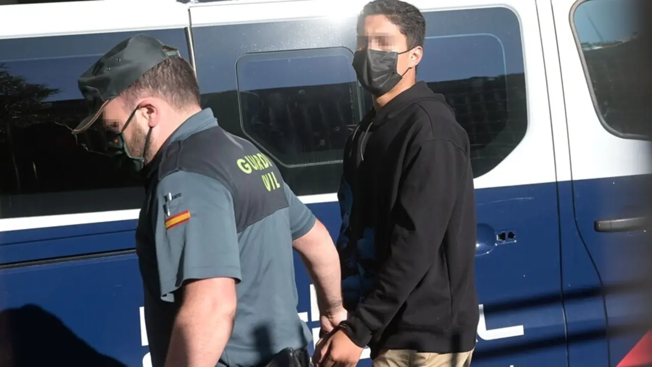 Uno de los investigados por la muerte de Samuel Luiz acude, esposado y acompa&ntilde;ado de un agente de la Polic&iacute;a Nacional, al  Juzgado de Instrucci&oacute;n n&uacute;mero 8 de A Coru&ntilde;a, a 16 de julio de 2021.