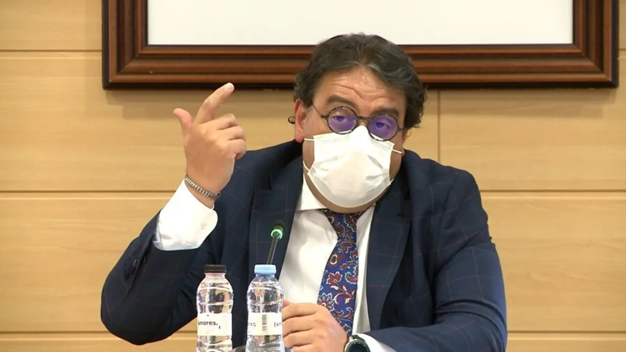 El vicepresidente segundo y consejero de Sanidad, Jos&eacute; Mar&iacute;a Vergeles, ofrece una rueda de prensa en Don Benito