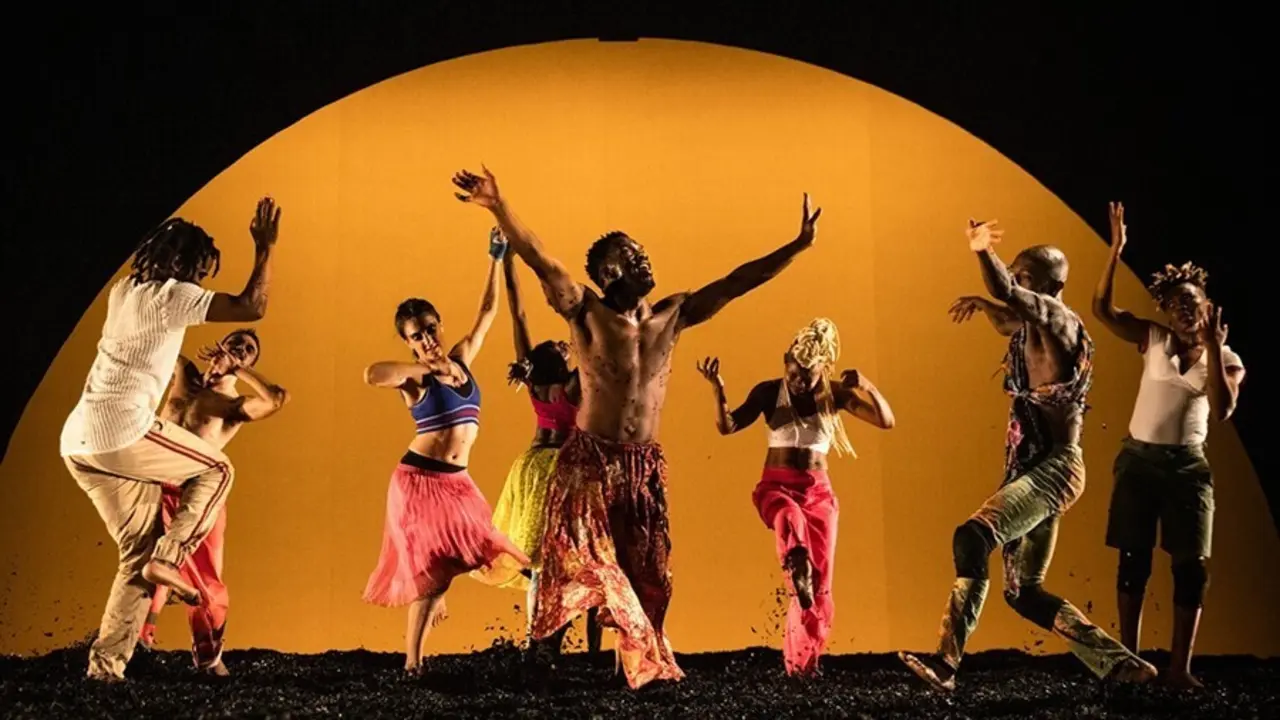 Serge Aim&eacute; Coulibaly reflexiona sobre el miedo al otro en el Festival Grec con la obra &lsquo;Wakatt&rsquo;