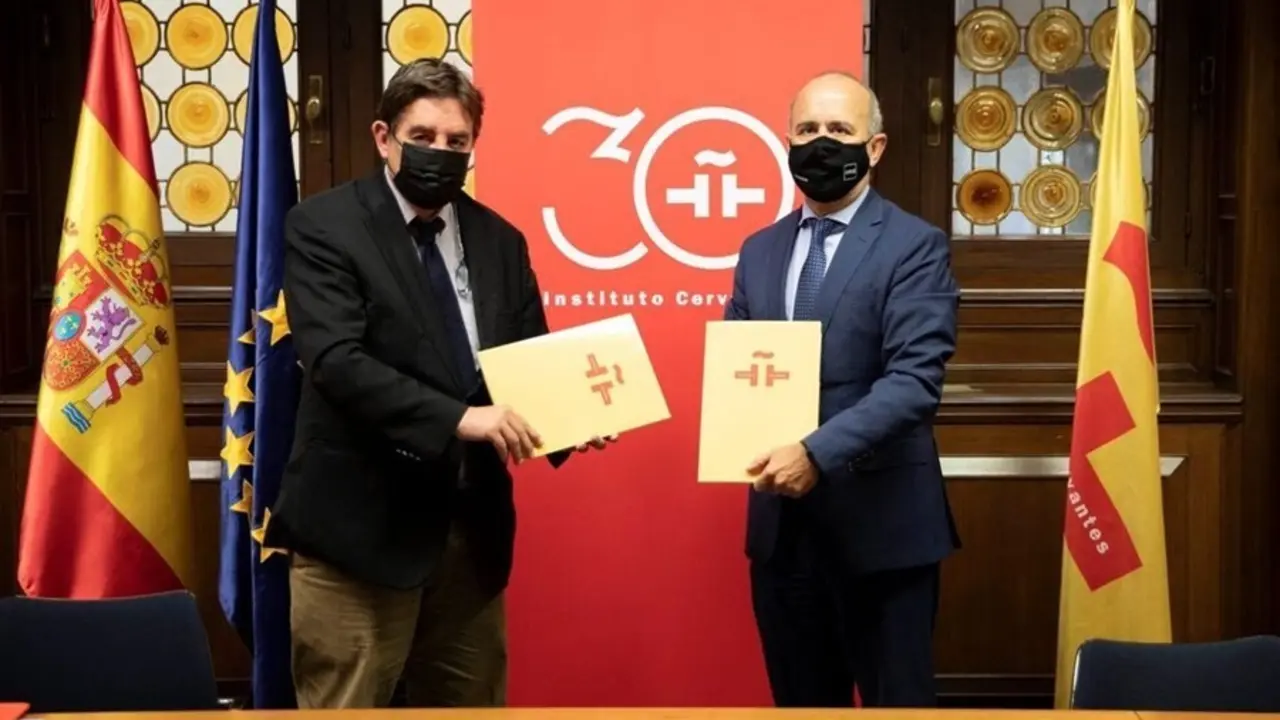 El director del Instituto Cervantes, Luis Garc&iacute;a Montero, y el rector de la Universidad Nacional de Educaci&oacute;n a Distancia (UNED), Ricardo Mairal Us&oacute;n firmando el acuerdo de colaboraci&oacute;n para proyectos acad&eacute;micos, cient&iacute;ficos y culturales