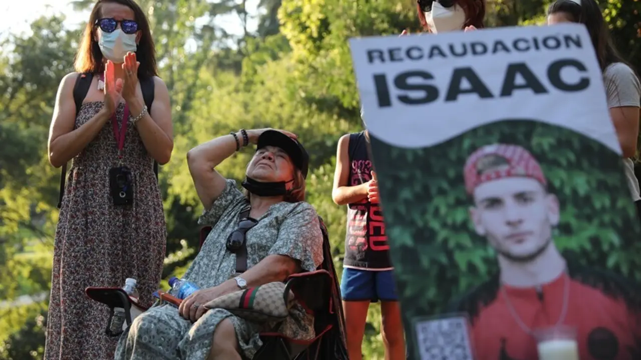 Varias personas participan en un homenaje a Isaac.