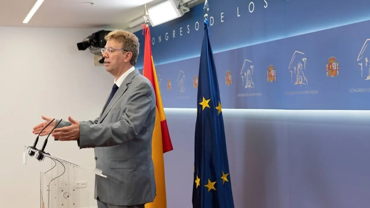 El portavoz del PDeCAT en el Congreso, Ferr&aacute;n Bel, interviene en una rueda de prensa.
