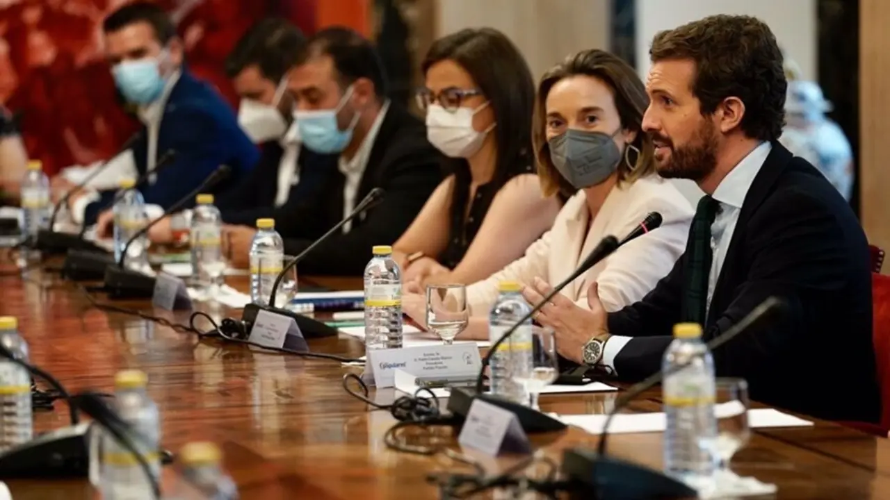 El presidente del PP, Pablo Casado, y la portavoz del Grupo Popular, Cuca Gamarra, en una reun&oacute;n en  el Congreso con los sindicatos de Cuerpo Nacional de Polic&iacute;a y asociaciones de la Guardia Civil. En Madrid, a 20 de julio de 2021.