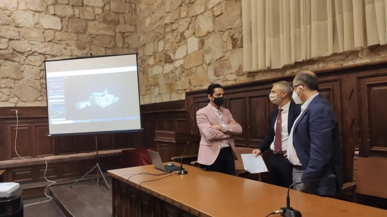 El catedr&aacute;tico Gonz&aacute;lez Aguilera, el rector de la USAL, Ricardo Rivero, y el vicerrector Jos&eacute; Miguel Mateos, de izquierda a derecha, en el edificio hist&oacute;rico de la USAL.