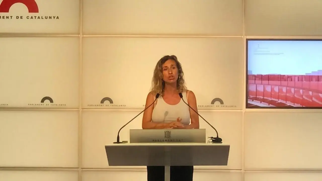 La diputada de la CUP en el Parlament Laia Estrada en rueda de prensa en el Parlament, a 20 de julio de 2021.