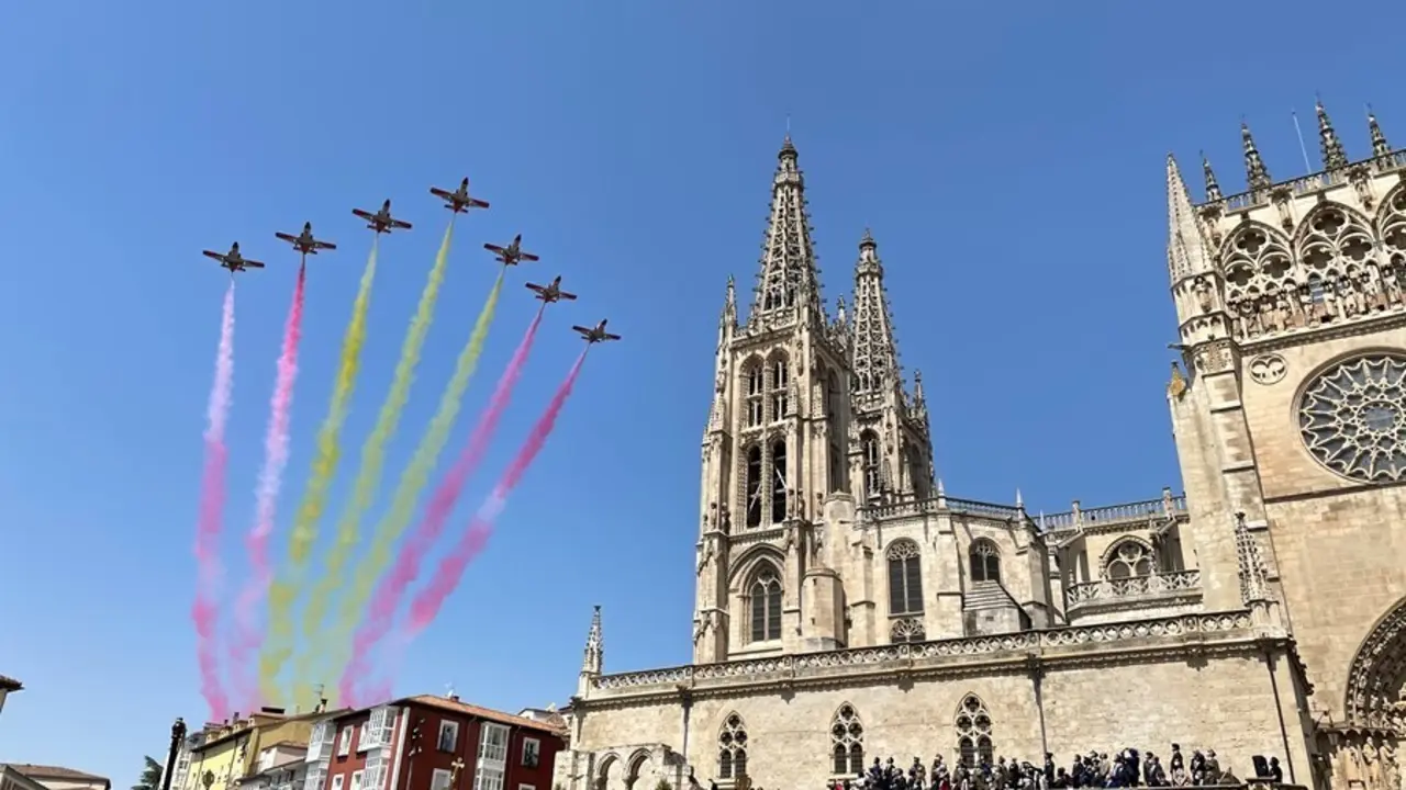Patrulla &Aacute;guila sobrevolando la Catedral de Burgos en su octavo centenario